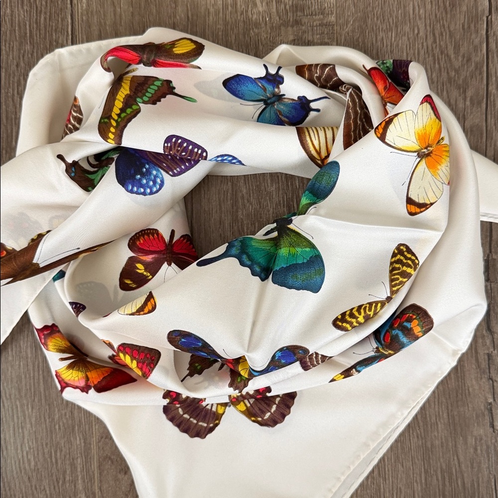 Butterfly print silk scarf - Picture 11 of 15